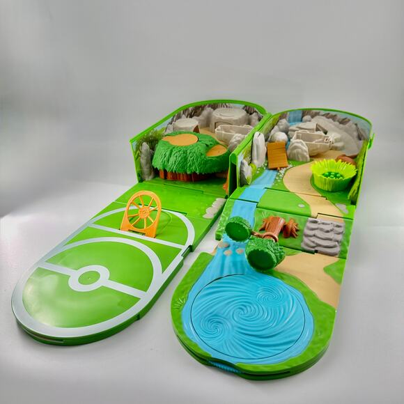 Pokémon Transforming Backpack Playset with 8 Figures – Portable Battle Arena - Picture 3 of 5